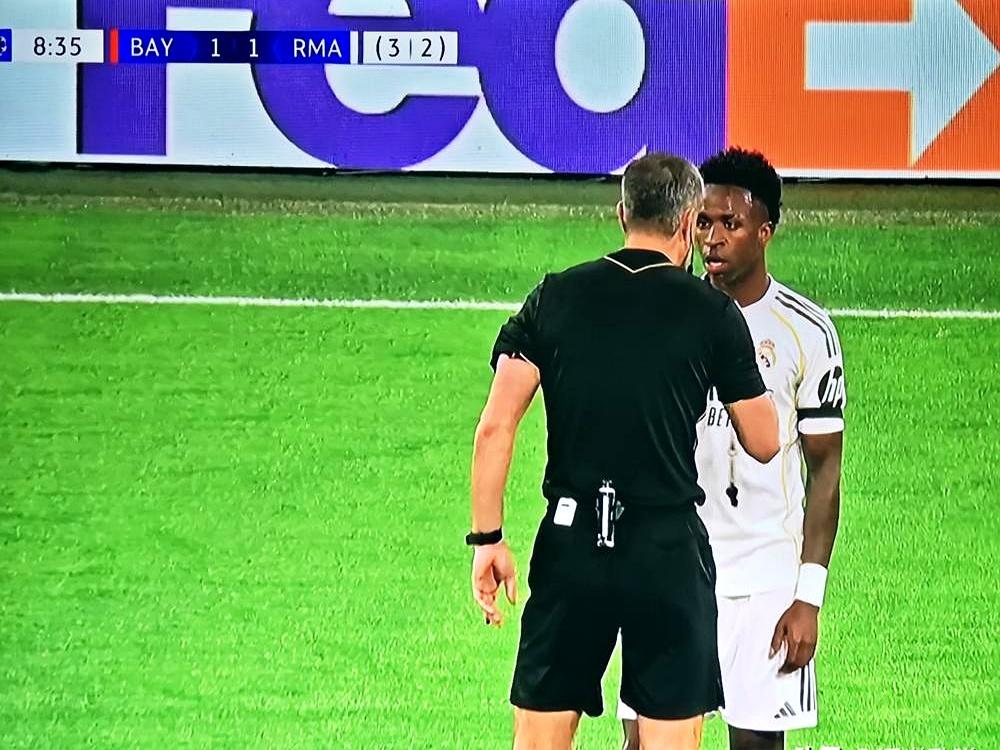 皇马在安联球场彻底崩了，总比分4比6被拜仁挡在欧冠四强之外。
 

维尼修斯突入