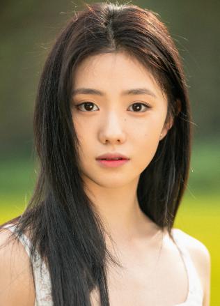“谋女郎”刘浩存真是一个“戏精”，和张嘉译，窦骁等明星同台参加活动，还不忘卖弄一