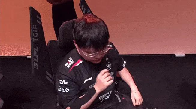 还记得Uzi刚刚加盟EDG时，大伙发的这句话吗？
“我将奋不顾身献身于这场非福即