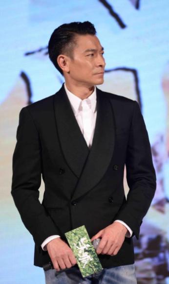 1994年，日本记者质问李连杰：“南京大屠杀死了30万人，你们一个个数的吗？”面