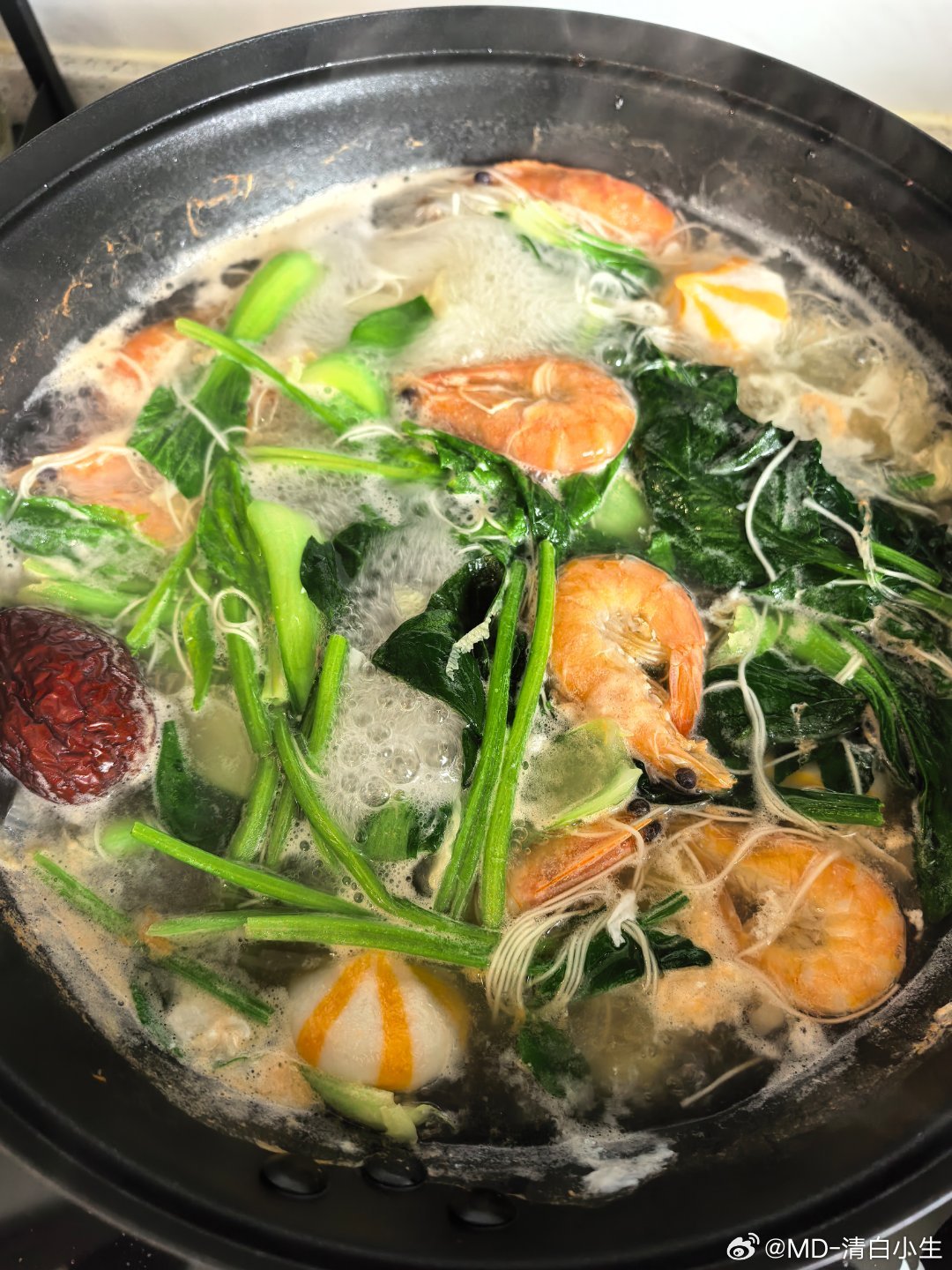 自己一个人，想着煮个面吃，面条放的挺少，又放了点配菜，结果熟了一看好像有点多