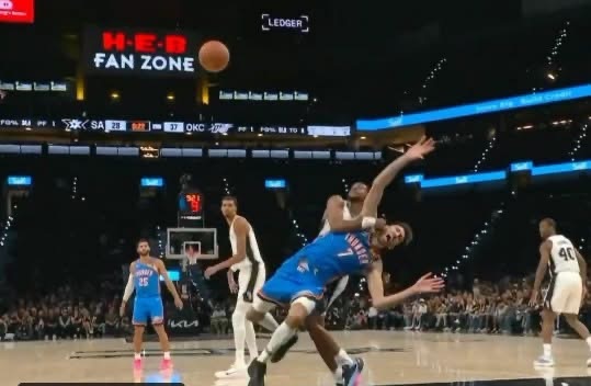 一開波，就開拖！馬刺與雷霆上半場已打出火，霍斯（De'Aaron Fox）防守時
