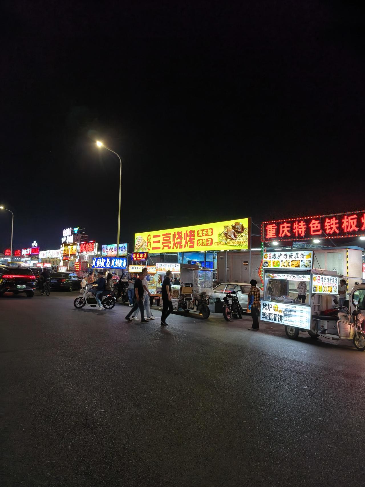 昨天晚饭后，一个人散步了来到了宝坻区林海路夜市，总体上来说还算热闹，很有烟火气。