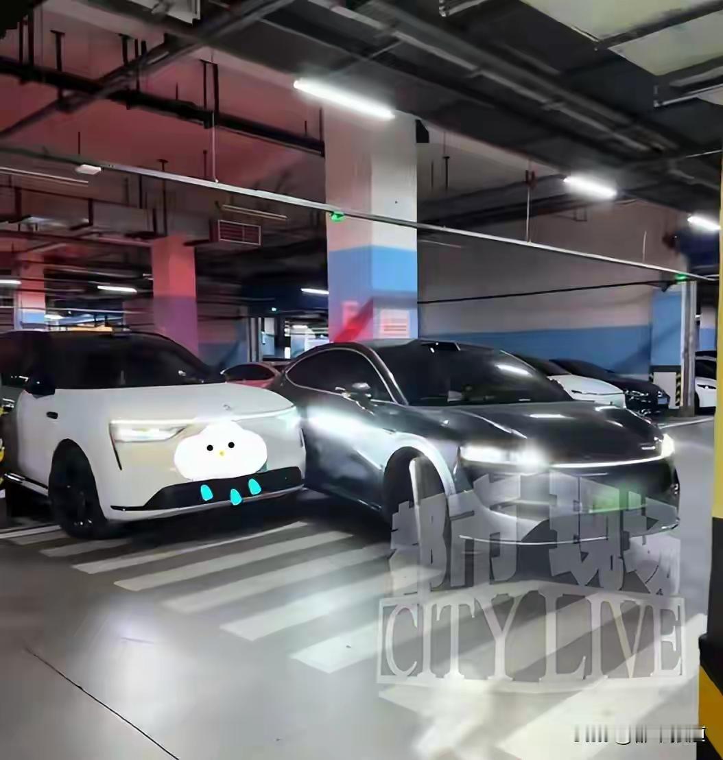 两辆华为鸿蒙智行车遥控泊车相撞：科技的“奇迹”还是“隐患”？当未来变成现实，谁来