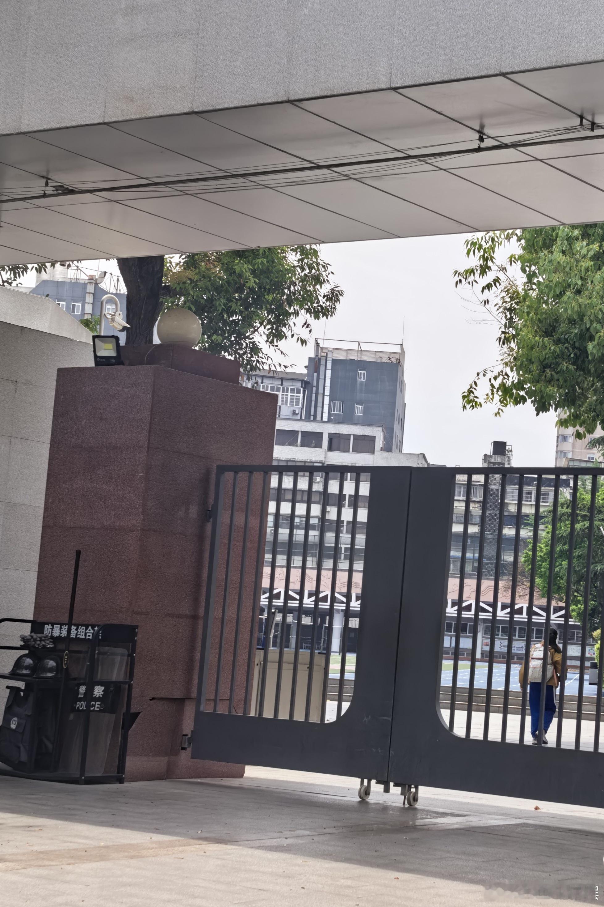 逗比小孩 吃完午饭要我在手机上申请进校。我：不是作业多么，还要去学校折腾？鱼：就