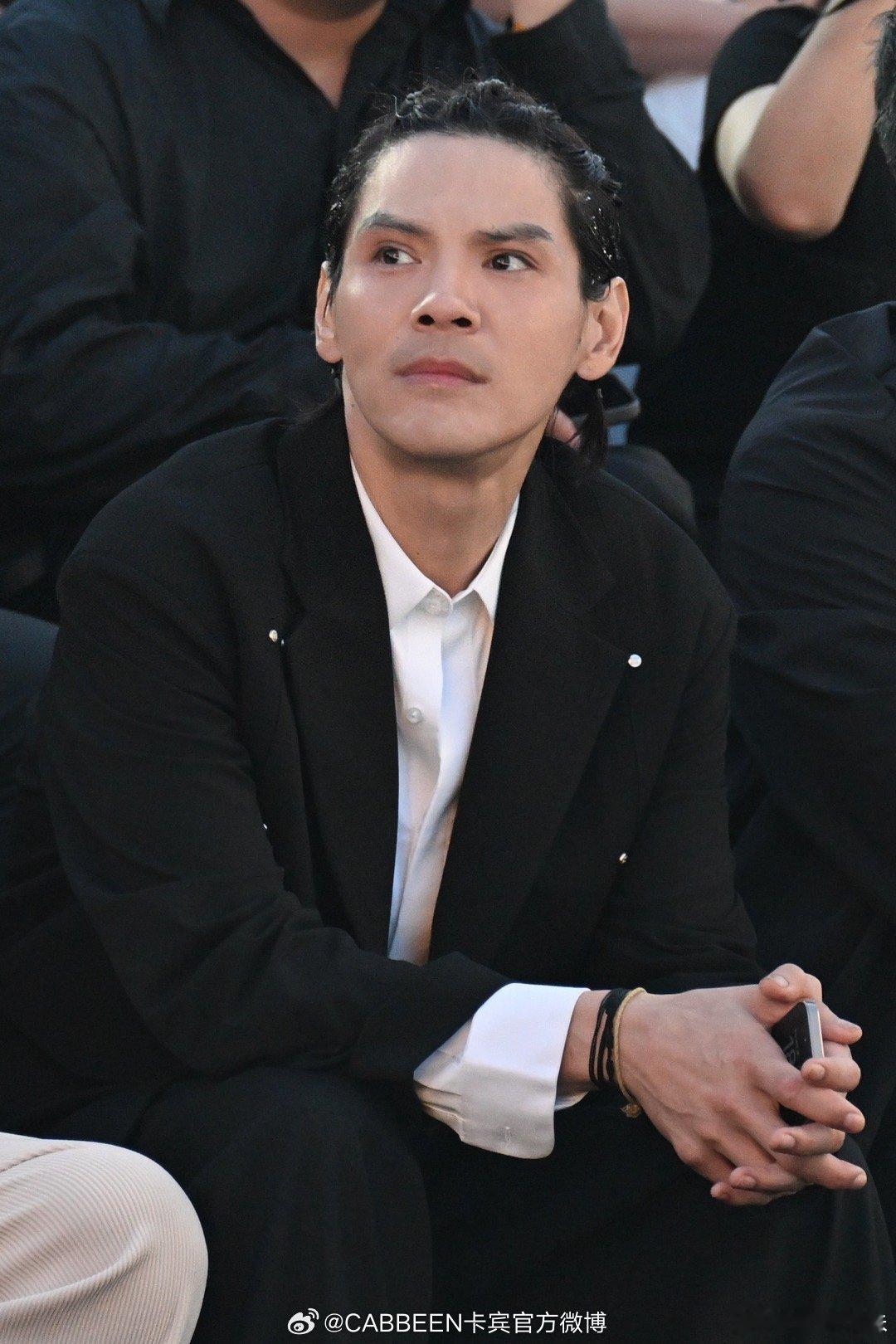 互动里的小细节，藏着对地域归属的较真，向佐纠正表述的样子超圈粉。清晰立场加高情商