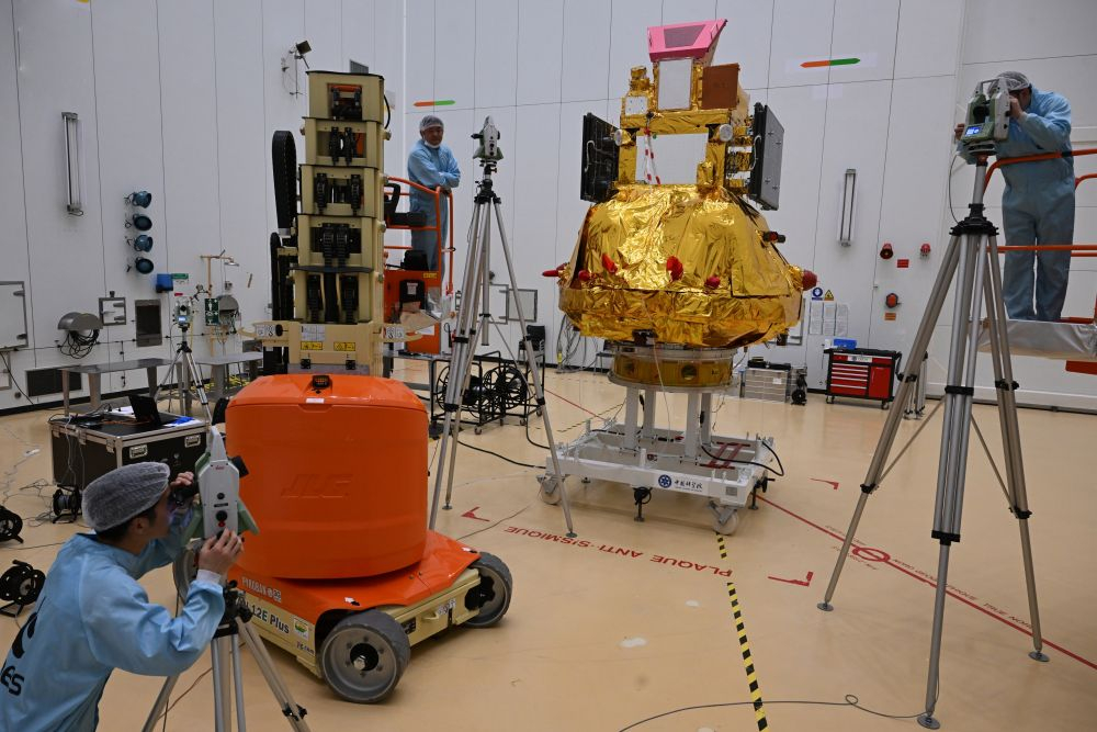 【“微笑”卫星完成发射前最后准备】据新华社报道，由中国科学院与欧洲空间局联合研制