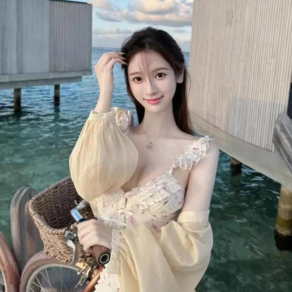 温柔的海风，浪漫的海边，少女与自行车🚲海边活力少女 海边度假少女 海边少女 骑