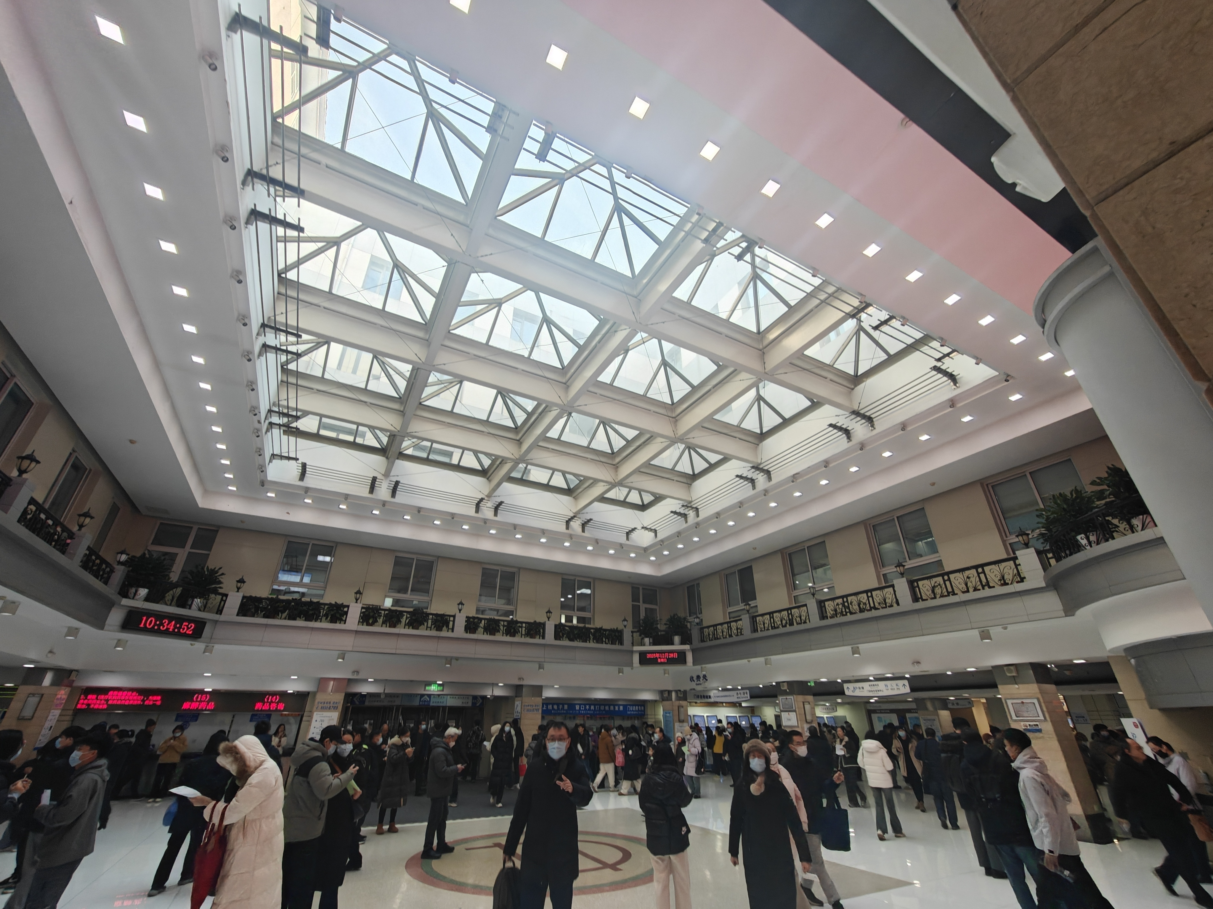 周末的医院，依旧人山人海，依旧不好挂号，依旧没地儿停车。 