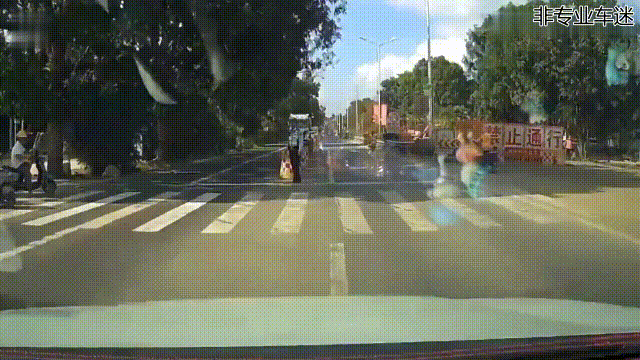 “这怎么能怪我呢？是交警同志让我左转的啊！”[流泪]