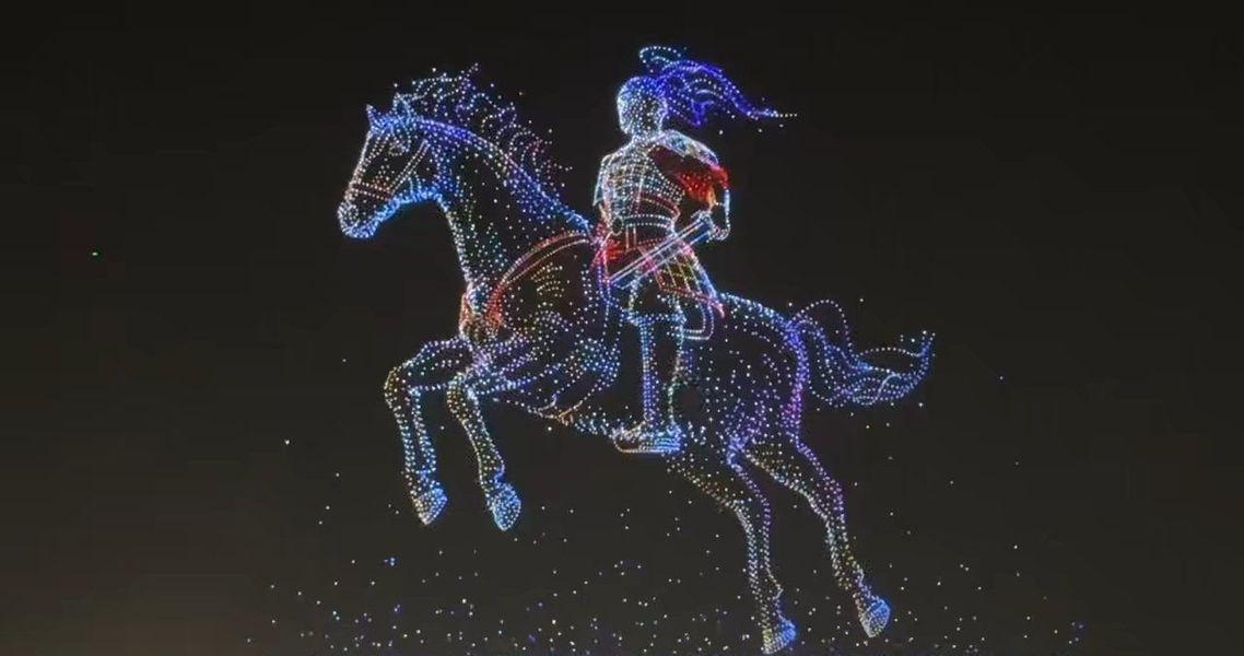 就在大同古城，
8000个无人机齐上阵，
只听得周围“哇”声一片。
太美太震撼了