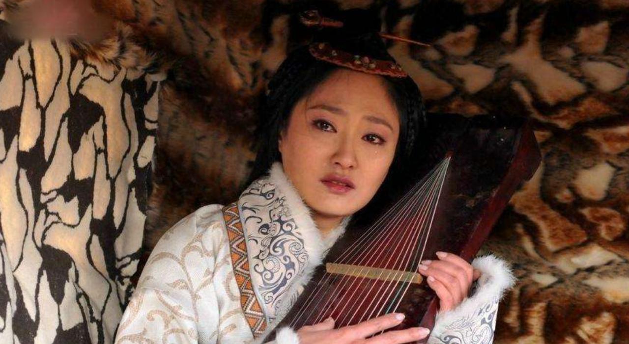 207年，曹操花重金，将被困匈奴12年的蔡文姬赎回。临行前，两个儿子拽着她的胳膊