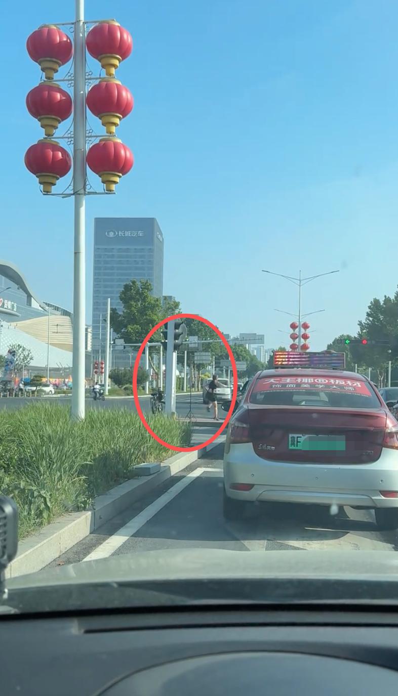 黑红也是红，朝阳大街这跳舞直播的越来越欢实了， 这玩意儿是不是有点危险，万一有人