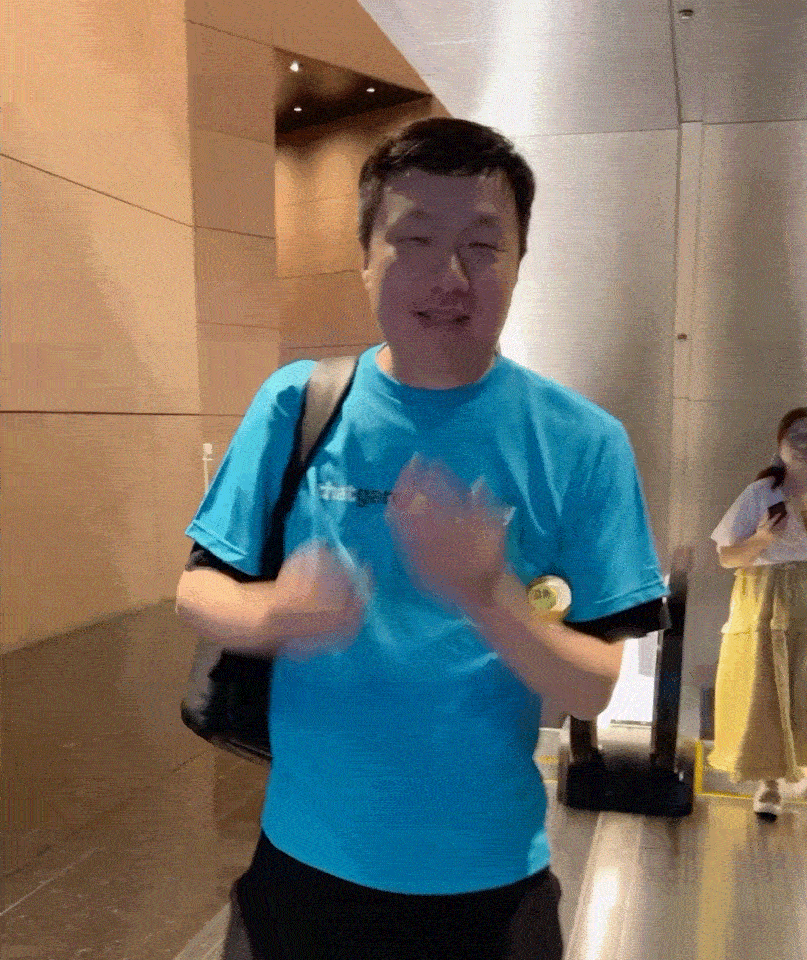 #sky光遇[超话]# 根据上一条视频，做了两个Gif表情包：【亲亲小陈】和【哒