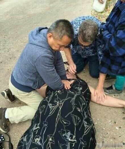 当时这名中国游客 在美国圣地亚哥海洋公园游玩时，遇到一美国人突发心跳骤停。他一人