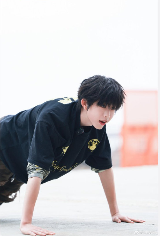 陈奕恒迷彩破洞短裤 陈奕恒白日研究所花絮照  陈奕恒白日研究所花絮照来啦好权威的