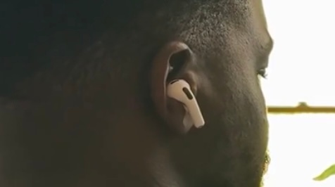 配备摄像头的 AirPods 被新系统泄露，应该快发布了 