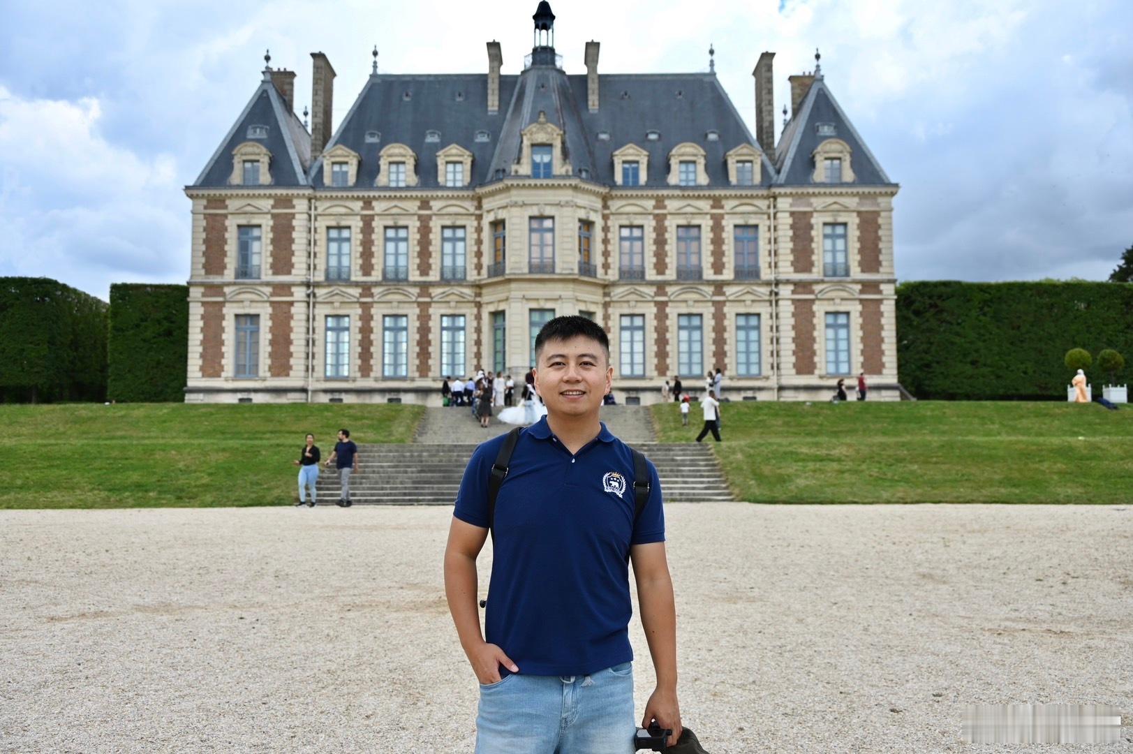 今天的巴黎，又是高饱和的色彩，非常适合拍摄前往国玺公园，跟难以置信，这么偌大的公