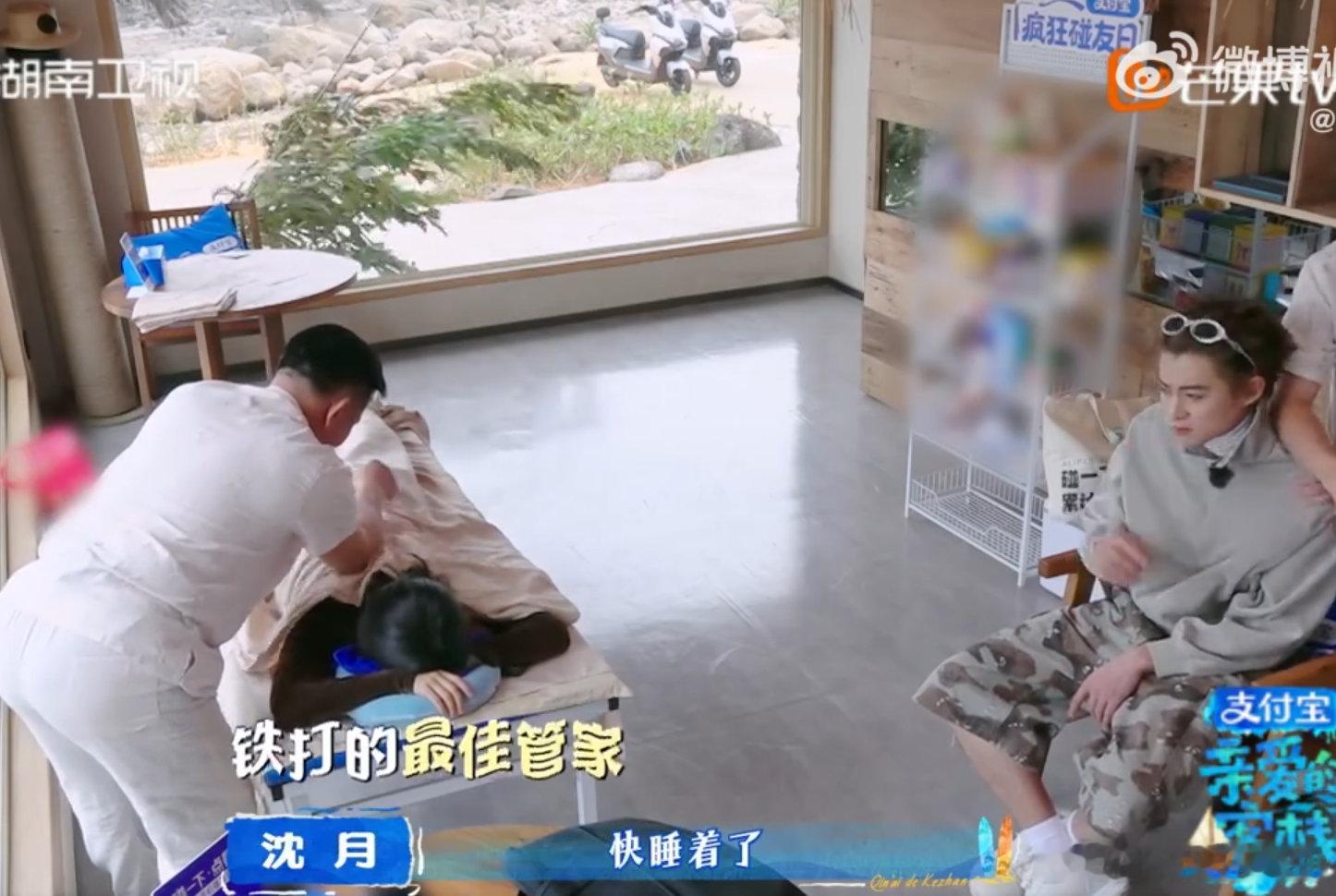 王鹤棣给员工安排了全身按摩全员安排按摩放松，贴心又周到，格局和情商双双在线。亲爱