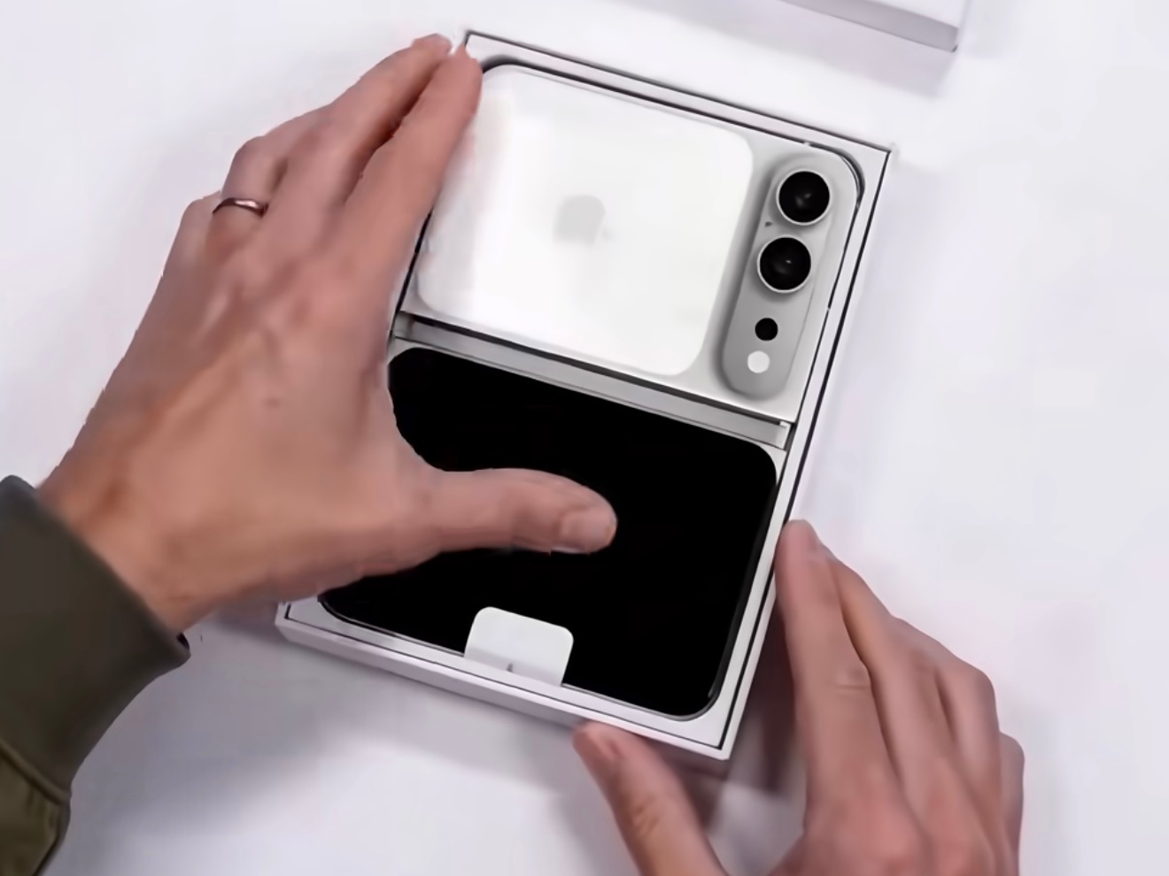 iPhone折叠屏上手你们觉得怎么样？符合你的审美吗？