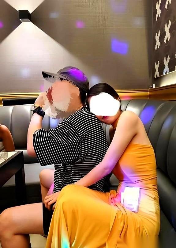 52岁，半截身子入土的年纪，他却捏着一张化验单，瘫在医院大厅的塑料椅上，两眼发直