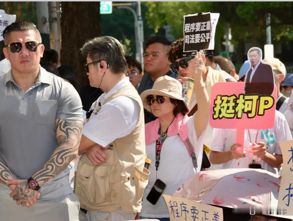 网红馆长陈之汉赴北检力挺柯文哲，他爆粗口轰赖清德“在铲除异己”，称柯文哲是“坐政