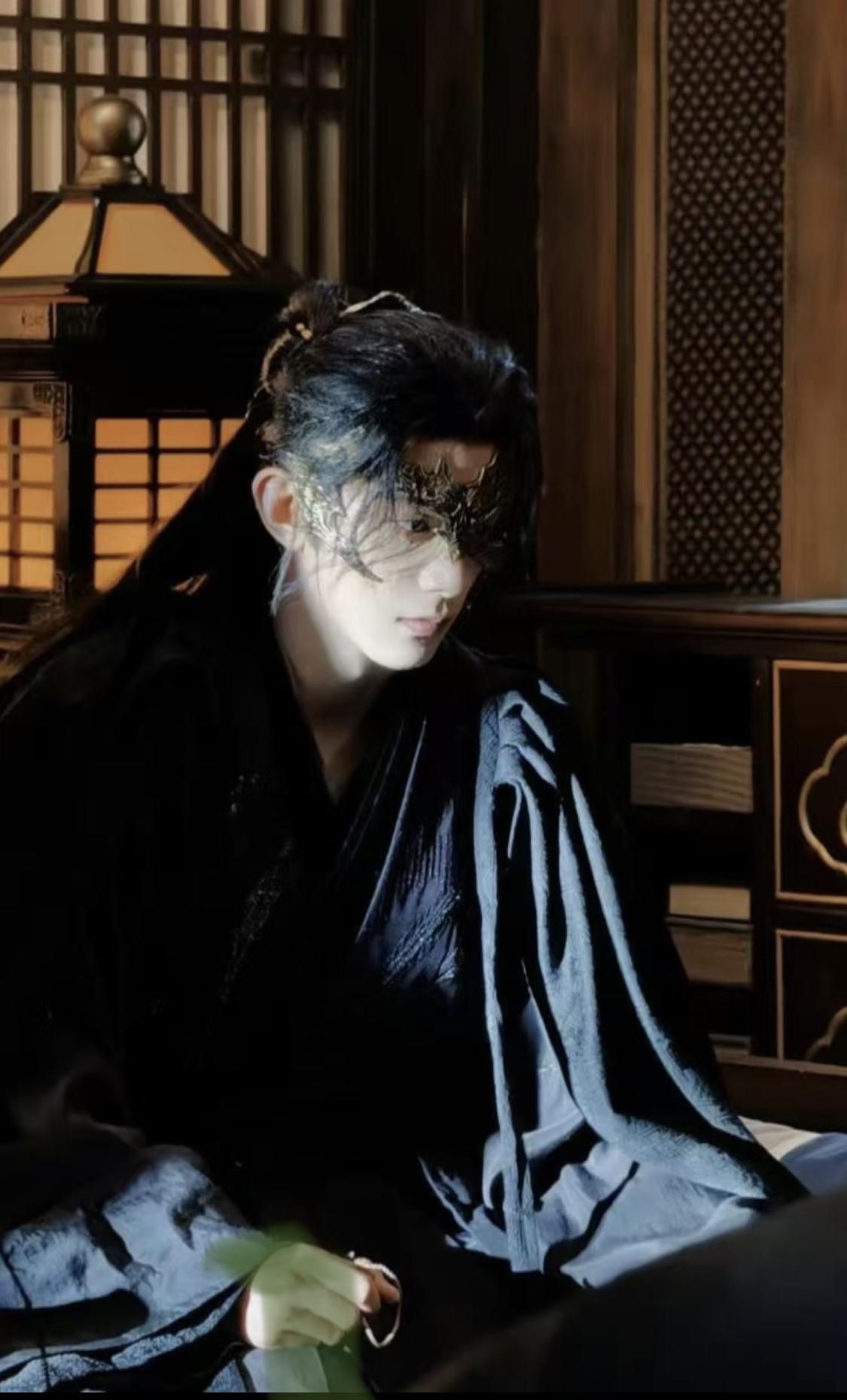 齐旻的脸是承德王妃亲手按进炭盆里面毁容的，为了保住他的性命，也为了保住承德太子唯