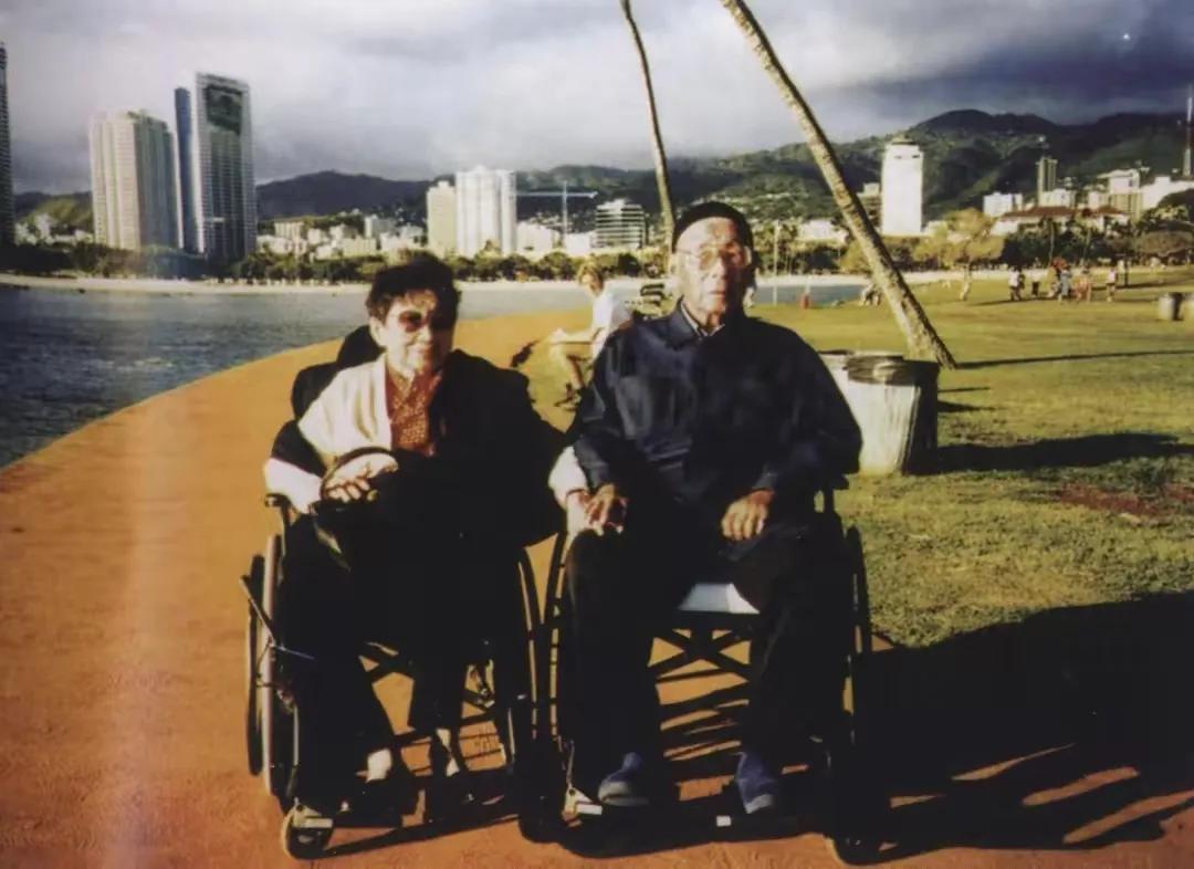 两蒋的棺材，目前还放在台湾省慈湖，他们都不下葬，不光他们，马英九的父亲也没下葬，
