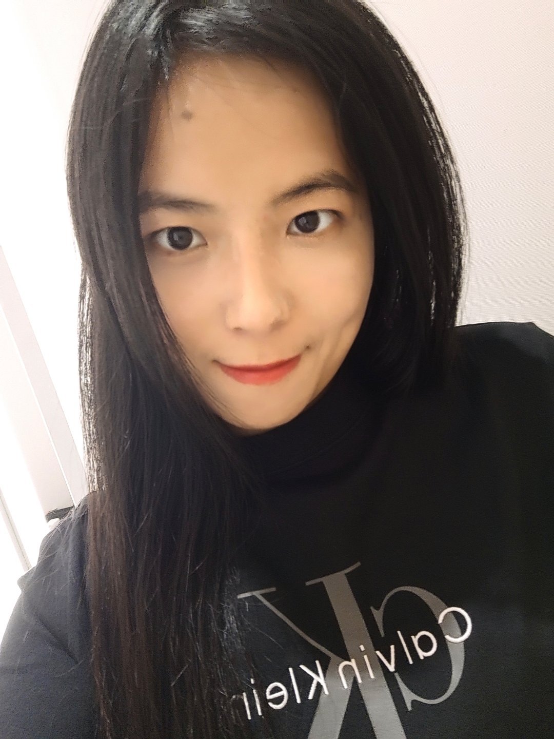 他仍屡教不改的背景，这个男网红完全不值得你继续交往。毫无边界感与尊重意识  也不