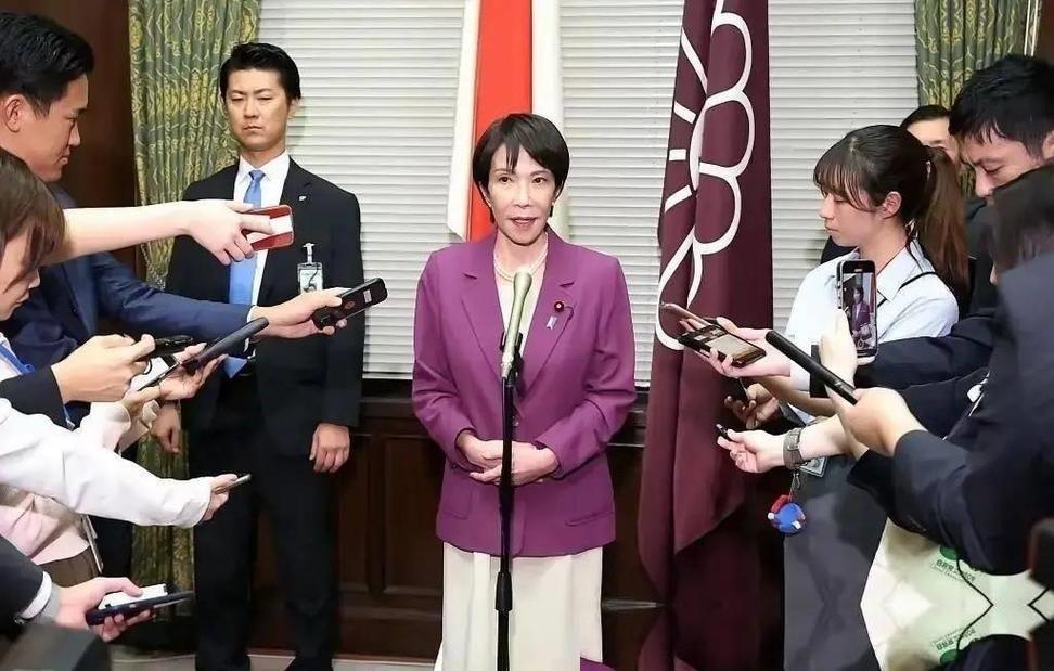 日本最新发布的2026年版防卫白皮书，乍一看像是突然“认怂”了。
那个曾经嚣张至