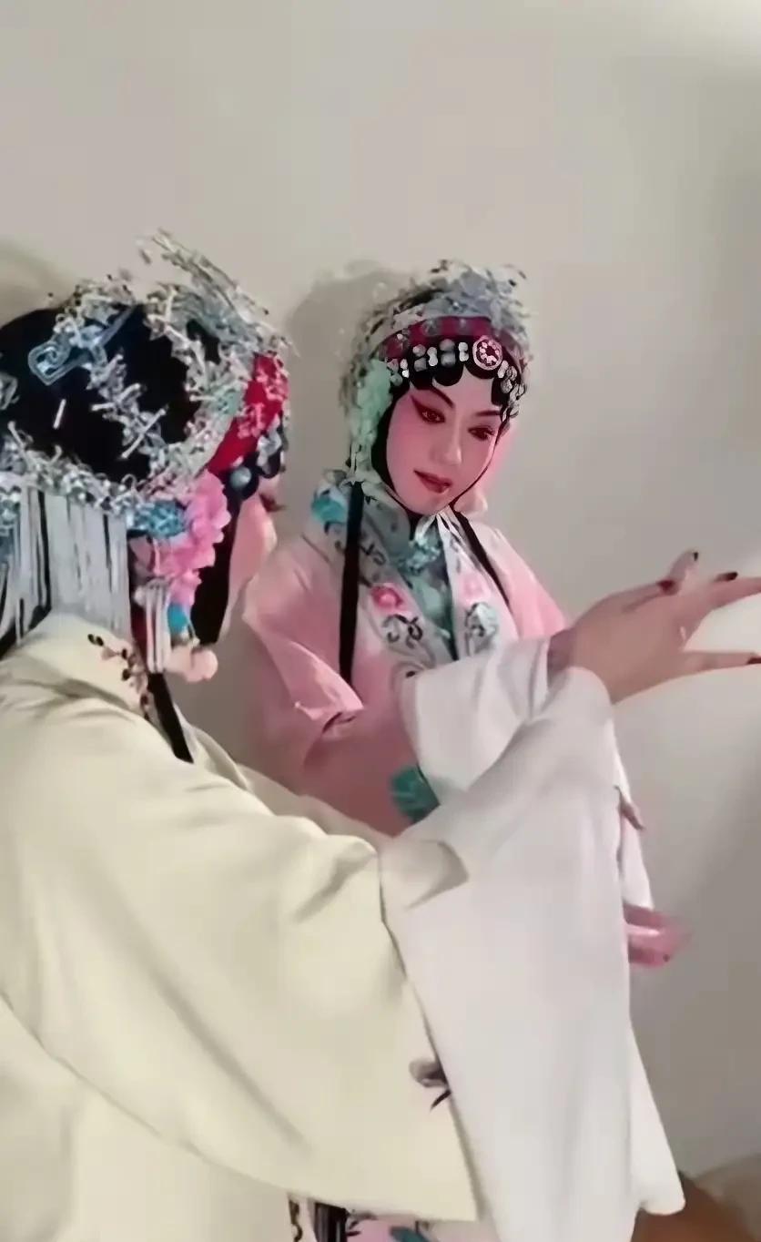 他坐着，椅子旧，眼神亮。
101岁，还在改学生论文。
翁帆端水，他点头，没说一句