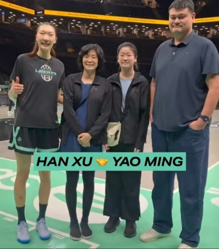 姚明携妻子女儿现身纽约，现场观战自由人比赛并和韩旭合影！ 