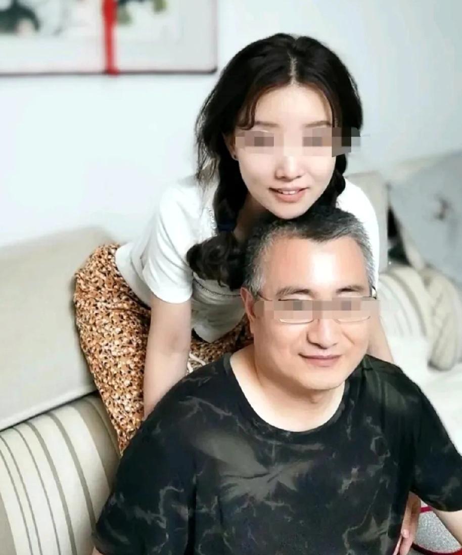 托老领导办了点儿事儿，在酒桌上问老领导:需要多少费用？

老领导和我说:咱们这关