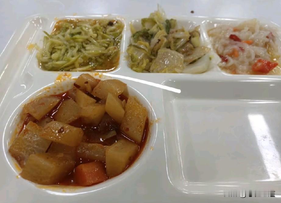 我一直有个观点，不管是公司还是工厂，连工作餐都舍不得员工吃好的地方不值得你去努力