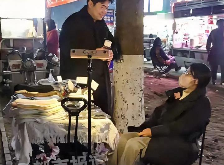 一位陌生人小伙，自掏37万为白血病女孩治病，女孩全家都已经放弃，采访时小伙子说了