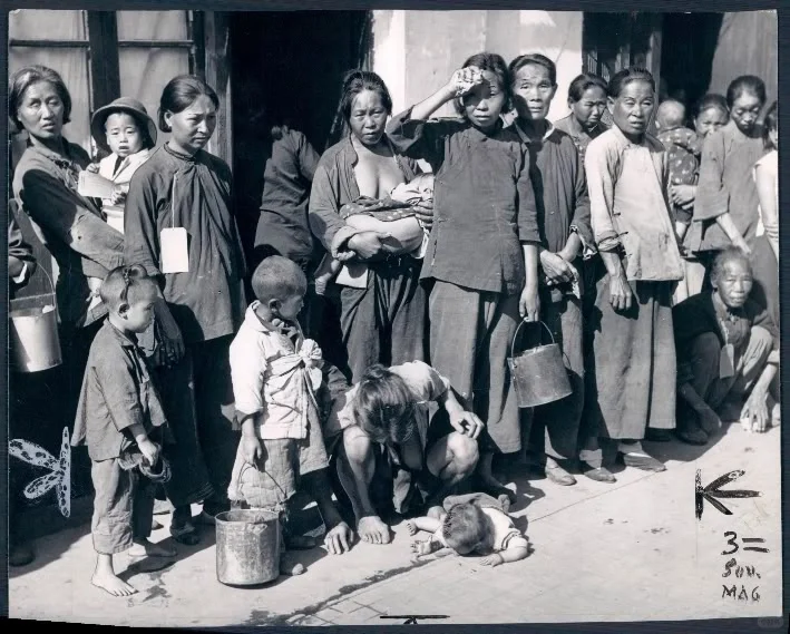 1942年，上海饥民。