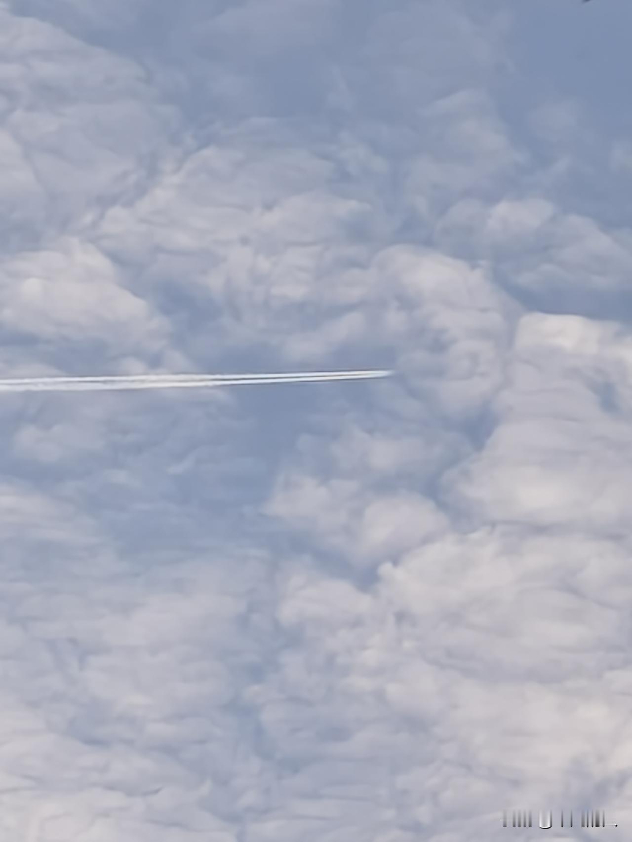 今天阳光正好，出门随手就拍了几张蓝天白云的照片。那天空蓝得纯粹，没有一丝杂质，像