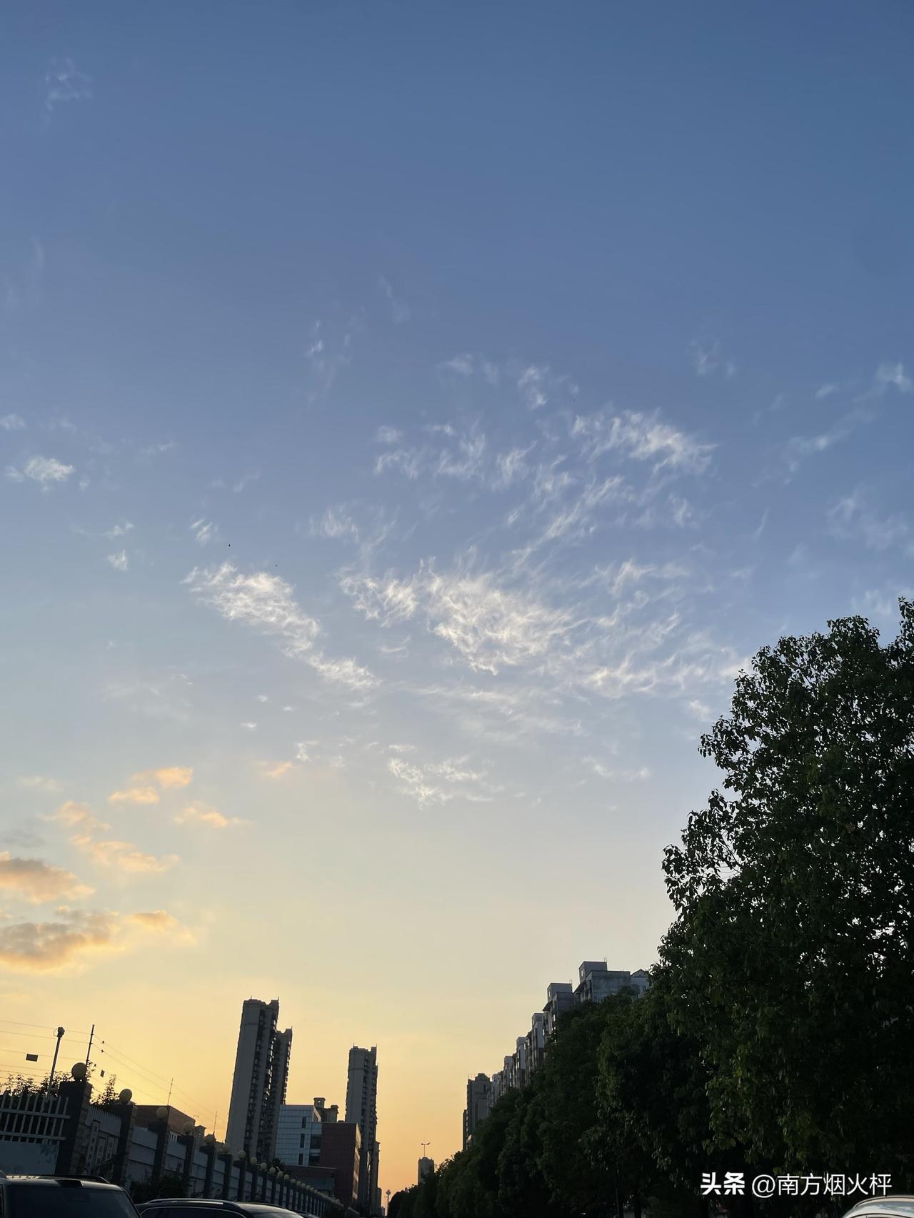 清晨的天空，太阳初升，云彩和蓝天融为一体。