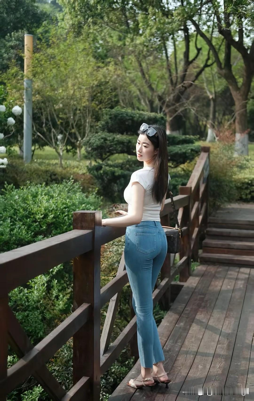 阳光明媚的午后，漫步在绿意盎然的公园，享受生活的美好。
