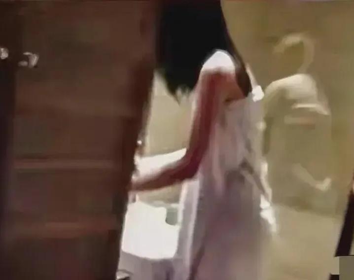 四川德阳，女子和朋友住酒店，洗完澡，两人没穿裤子躺着聊天，结果听到门滴的一声响，