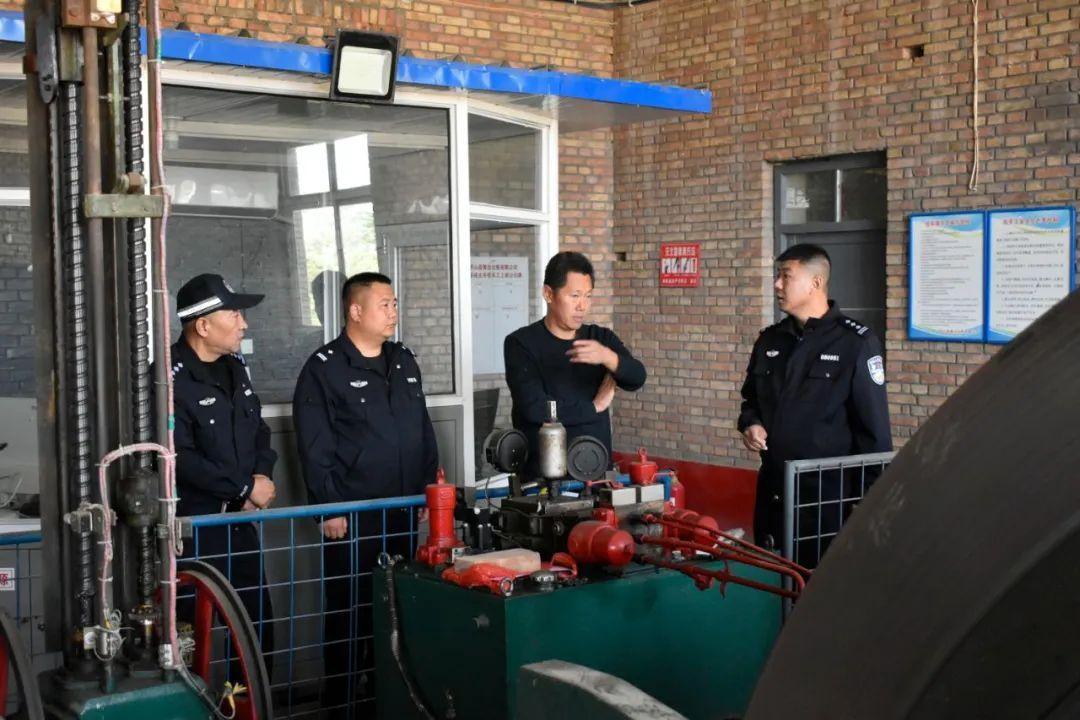 为确保国庆期间社会治安秩序持续稳定，全面强化社会面治安管控，及时消除安全隐患，让