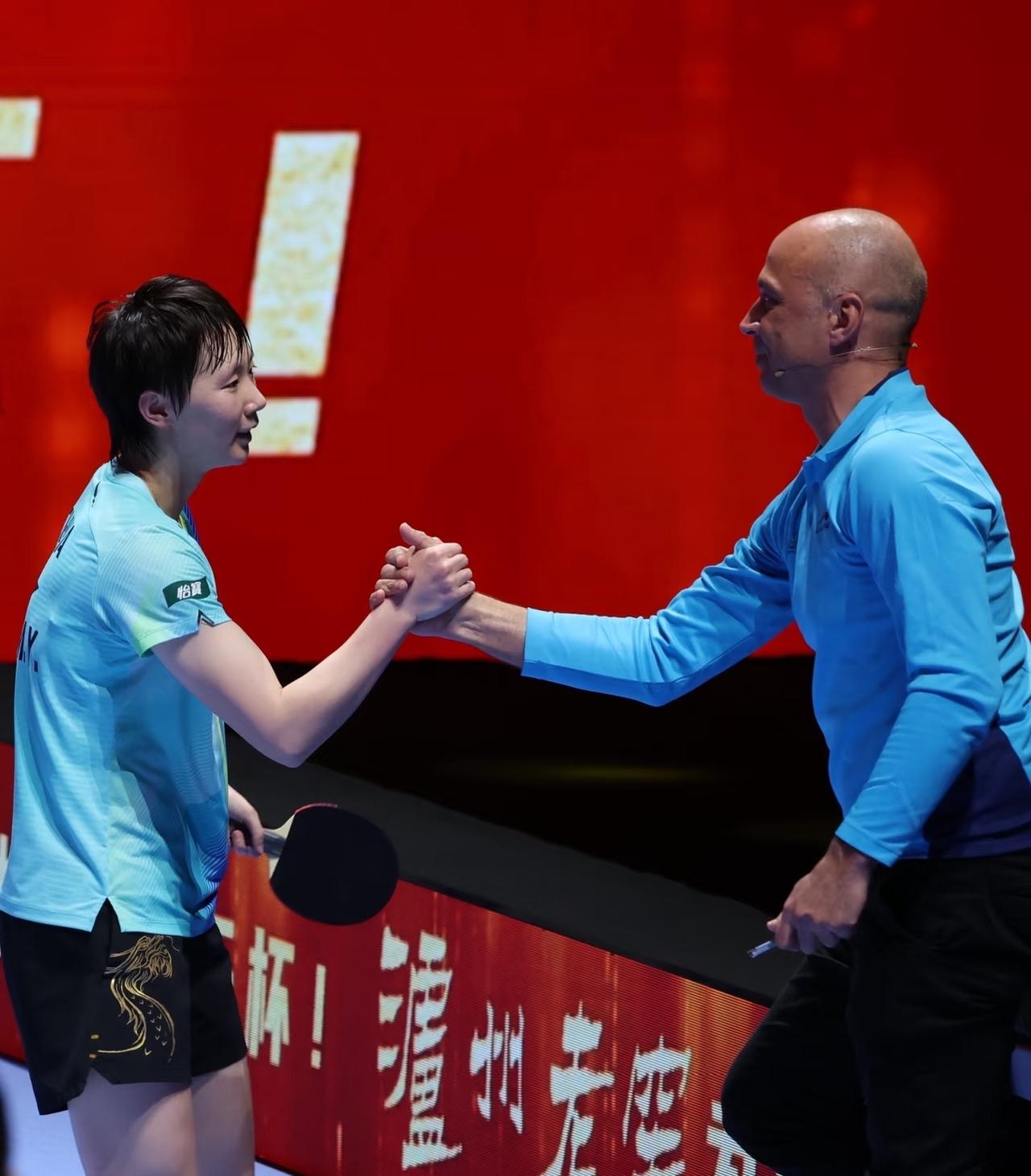 澳门世界杯，王曼昱血战六局战胜日本削球手桥本帆乃香后，与场边主裁判热烈握手互动！