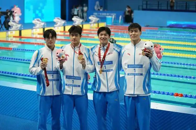 在第十五届全运会游泳赛场，浙江泳军火力全开、战绩斐然！收官日单日狂揽4金，锁定奖