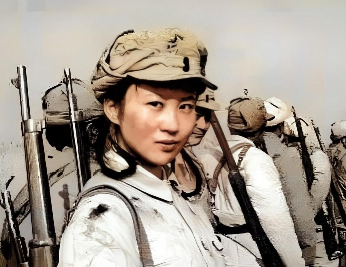 1941年，21岁的女侦察员王金英在老乡家养病，夜里她正沐浴时，却看到窗外闪过一