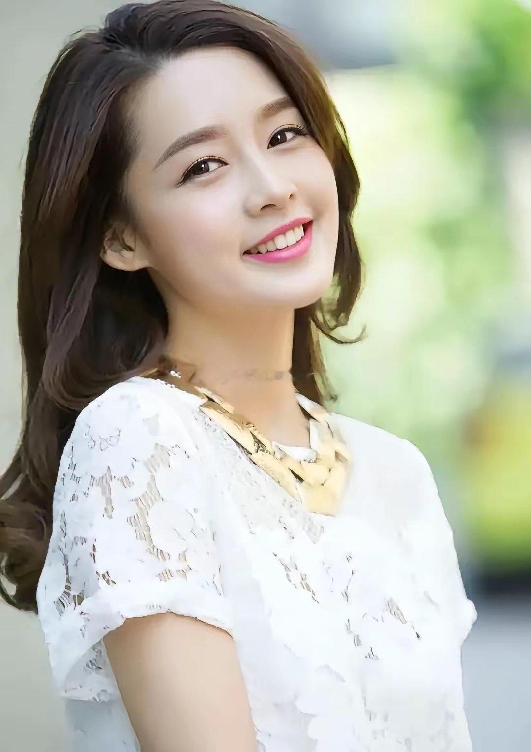 38岁，没结婚，但活得挺带劲。李沁不催婚，爸妈也不逼，她说爱情随缘，不强求。以前