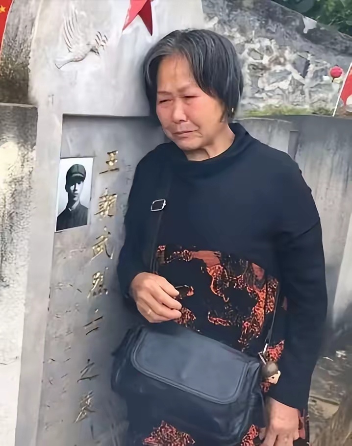 这张图是在云南省麻栗坡烈士陵园拍的，烈士王朝武老母从家乡出发，历时近1500公里