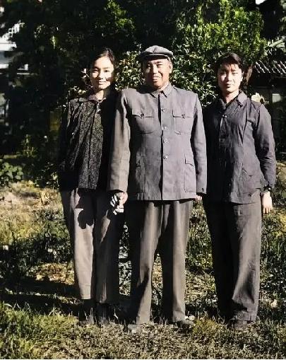 这是一张开国上将许世友和两个女儿的合影。  
      许将军对子女们要求非常