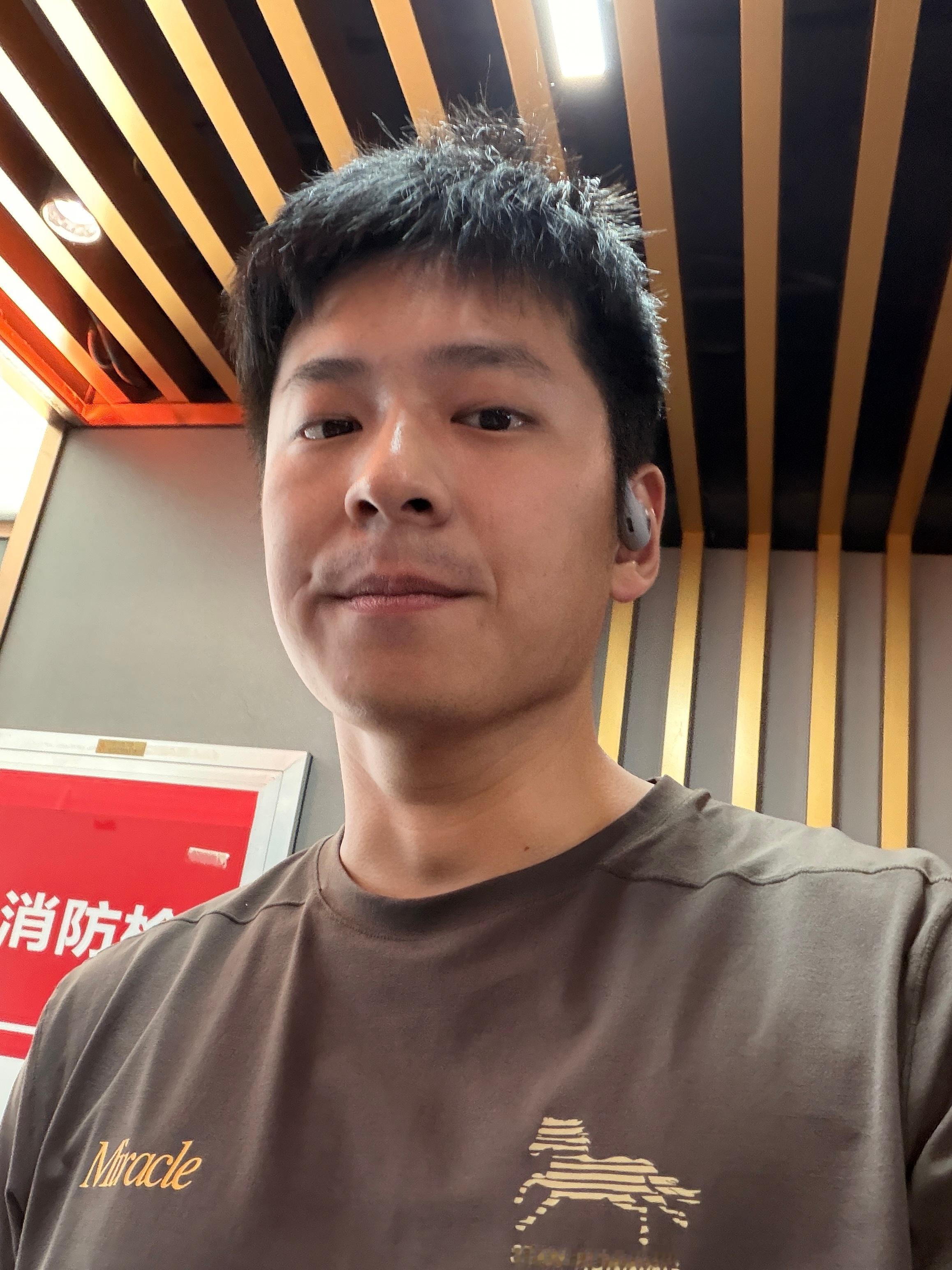 前面三个男生完成训练，高声欢呼：结束！吃板面儿咯男孩子快乐就是这么简单