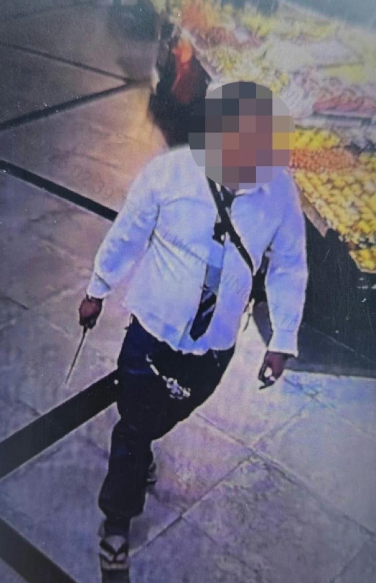 香港九龙湾启业邨有持刀汉于街市游荡，更上巴士逃走至他区。警方大为紧张，所幸透过「