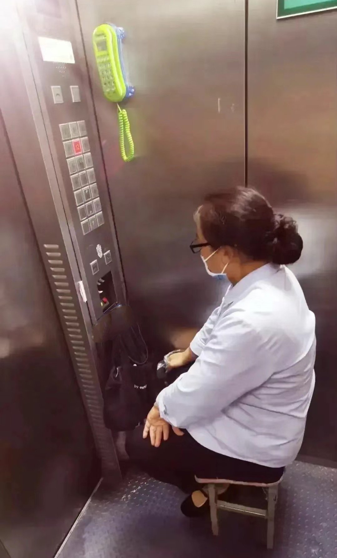 以前不理解医院控梯员的意义，看完才觉得原来很有必要[苦涩] ​​​